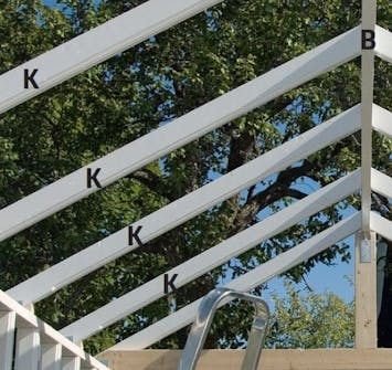 Sperrene festes til mønebjelken i orangeri Sperrene festes til mønebjelken i orangeri med vinkelbeslag